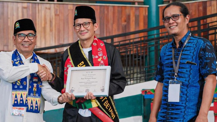 Sandiaga Uno Dianugerahi Gelar Babe Dedengkot Betawi karena Perannya dalam Melestarikan Pantun